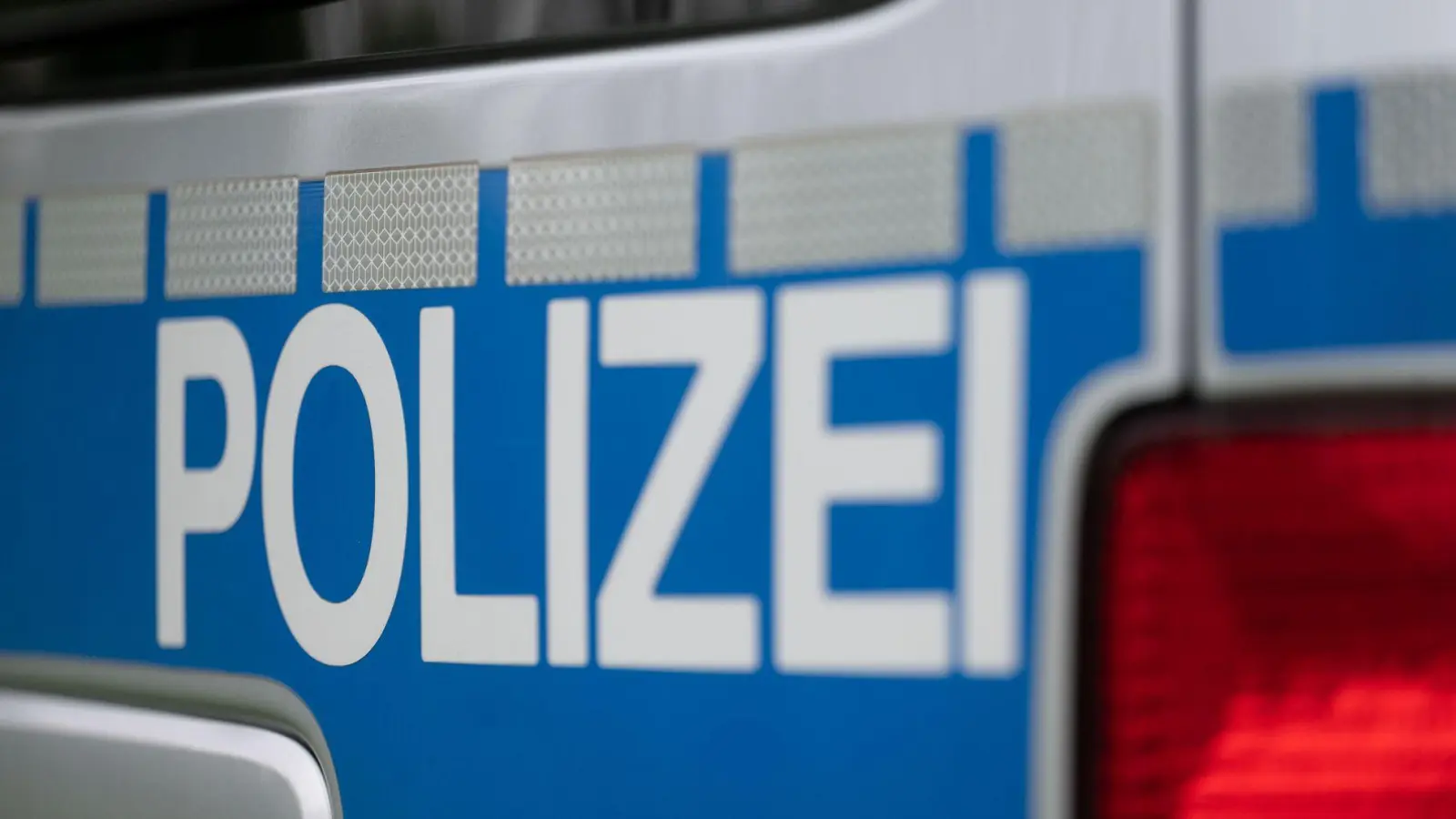 Die Polizei sucht Zeugen für Sachbeschädigungen auf dem Gelände der Ansbacher Hochschule. (Foto: Marijan Murat/dpa)