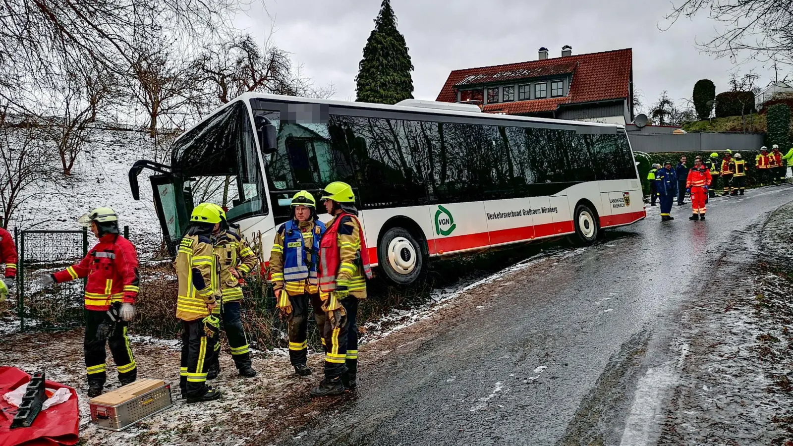 Spiegelglatt war die steile Abfahrt von Wachsenberg. Der Busfahrer durfte hier gar nicht fahren, denn die Strecke war gesperrt. (Foto: Jürgen Binder)