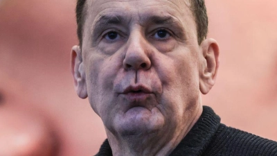 Jacques Tilly vor einer Putin-Figur. (Archivbild) (Foto: Oliver Berg/dpa)