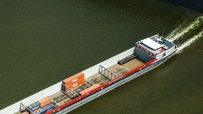 Extrem-Niedrigwasser: Könnte eine Aufhebung des Sonntagsfahrverbots für Lkw helfen, Lieferketten aufrechtzuerhalten? Der Vorschlag des Bundesverkehrsministers sorgt für Diskussionen.  (Foto: Oliver Berg/dpa)
