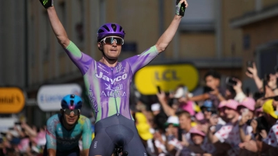Der Schweizer Mauro Schmid gewann die 13. Etappe der Tour de France. (Foto: Mosa'ab Elshamy/AP/dpa)