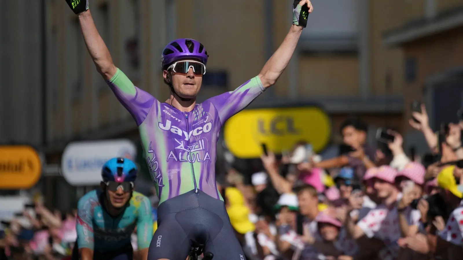 Der Schweizer Mauro Schmid gewann die 13. Etappe der Tour de France. (Foto: Mosa'ab Elshamy/AP/dpa)