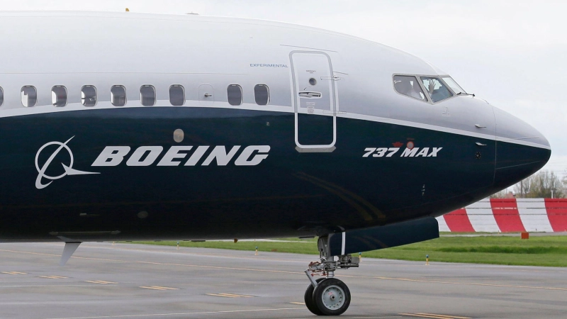 Rund 470 Maschinen des Typs Boeing 737 Max sollen auf Risse neben Türen überprüft werden. (Archivbild) (Foto: Ted S. Warren/AP/dpa)