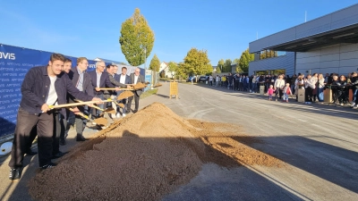 Mit Vergnügen beim Spatenstich: Von links die Planer Felix Hauff und Dr. Johannes Högner, Hubert Mahlich (Baufirma dip), Aprovis-Firmengründer Dr. Steffen Hauff, die Geschäftsführer Dr. Markus Heusch und Henning Adelt, Landrat Marco Meier und Bürgermeister Willi Albrecht. (Foto: Wolfgang Grebenhof)