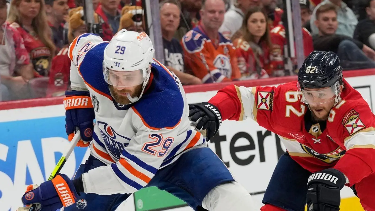 Leon Draisaitl (l) musste mit den Edmonton Oilers bereits die zweite Niederlage gegen die Florida Panthers hinnehmen. (Foto: Wilfredo Lee/AP)