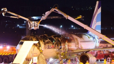 Die Flammen richteten schwere Schäden an dem Flugzeug an. (Foto: Son Hyung-joo/Yonhap/AP/dpa)