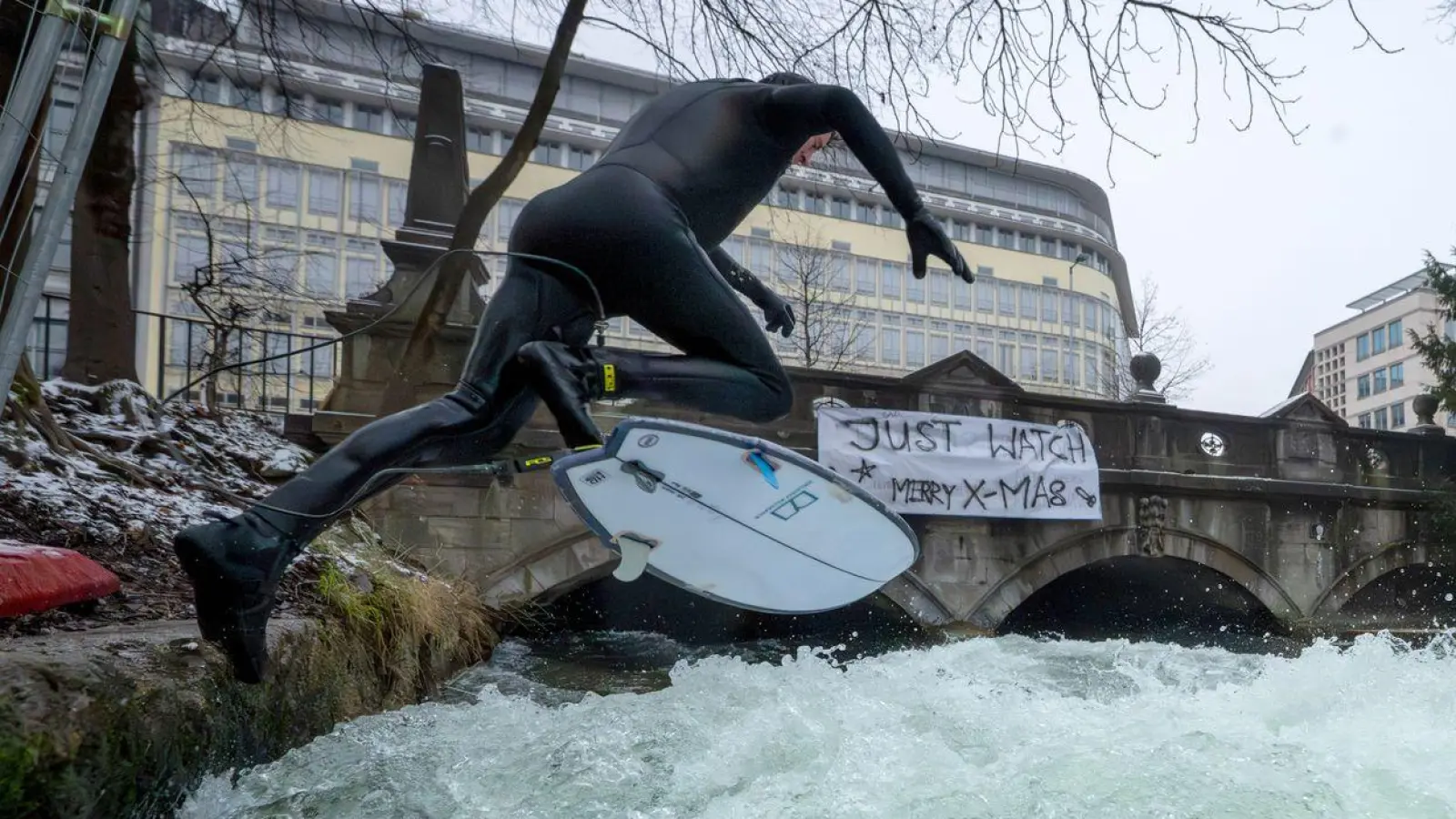 Ein Weihnachtswunder? Auf dem Eisbach wird wieder gesurft. (Foto: Peter Kneffel/dpa)