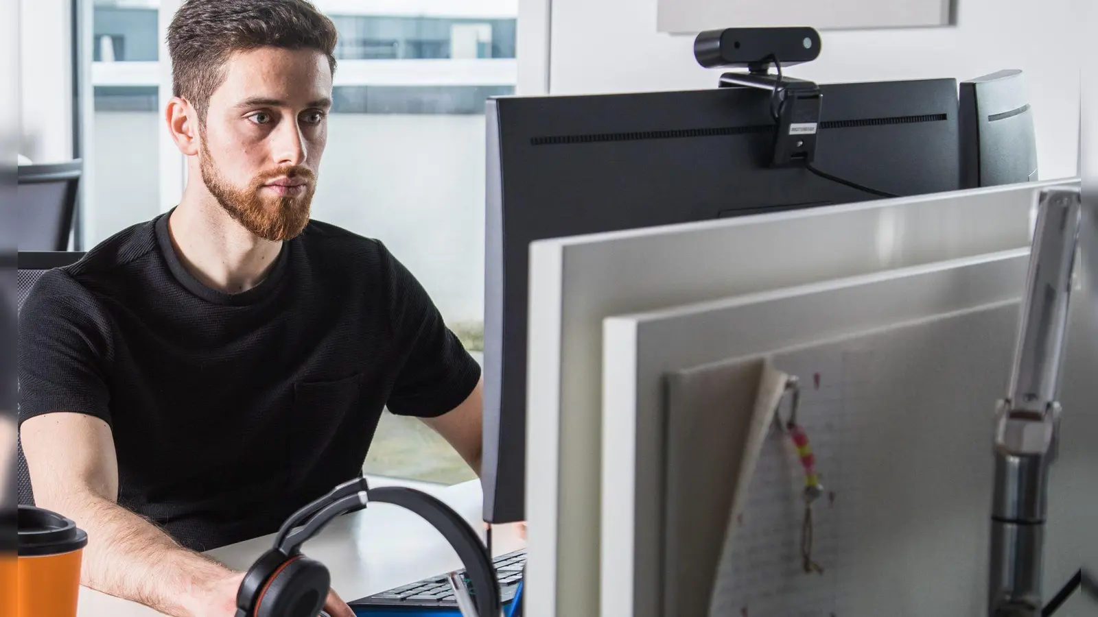 Ein guter Computerbildschirm sollte ein in der Höhe verstellbares Display und genügend Anschlüsse haben. (Foto: Christin Klose/dpa-tmn)