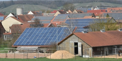 Mittelgroße Solaranlagen, zum Beispiel auf Scheunendächern, werden jetzt häufiger abgeregelt als früher. Die Maßnahme soll verhindern, dass das Netz überlastet wird.  (Symbolbild: Ulrike Ganter)