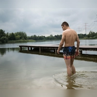 Trüb und mit Algenteppich? Das spricht dafür, dass der Badesee mit Blaualgen belastet ist.  (Foto: Christin Klose/dpa-tmn)