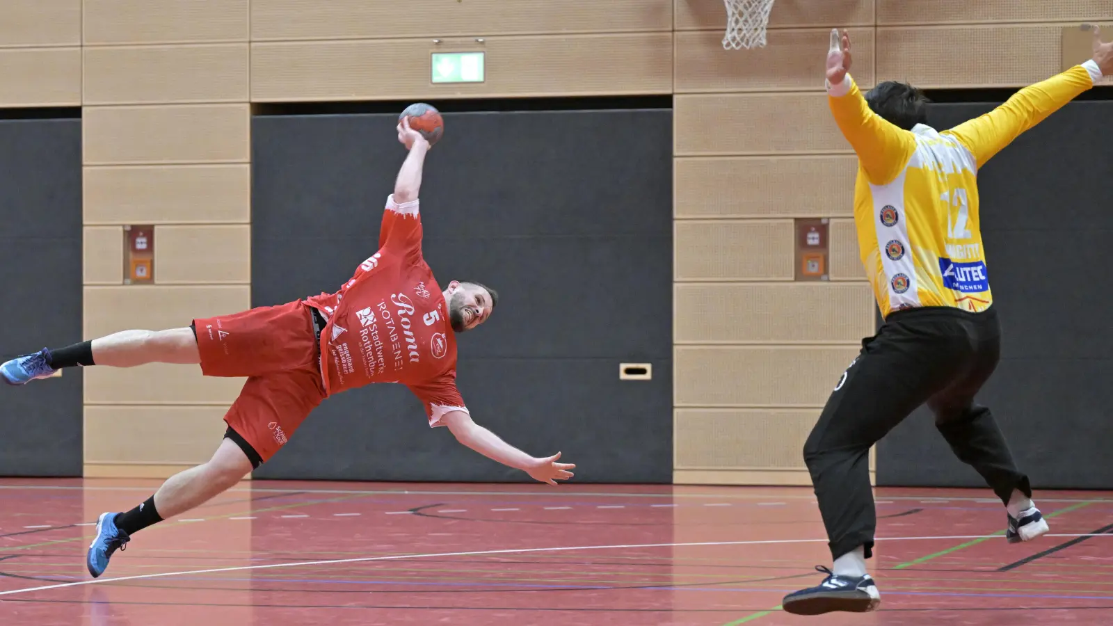 Akrobatisch: Rothenburgs Daniel Laugner versucht hier im Hinspiel, Allachs Torhüter Valentin Hagitte zu überwinden. (Foto: Martin Rügner)