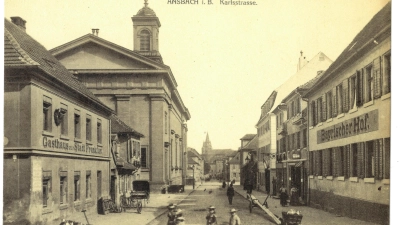 Eine Aufnahme der Karlstraße aus den 1920er-Jahren. Die Ludwigskirche beherrscht hier das Stadtbild. Vorne links ist das Gasthaus zur Stadt Frankfurt zu sehen, vorne rechts der Bayerische Hof. (Foto: Stadtarchiv Ansbach)