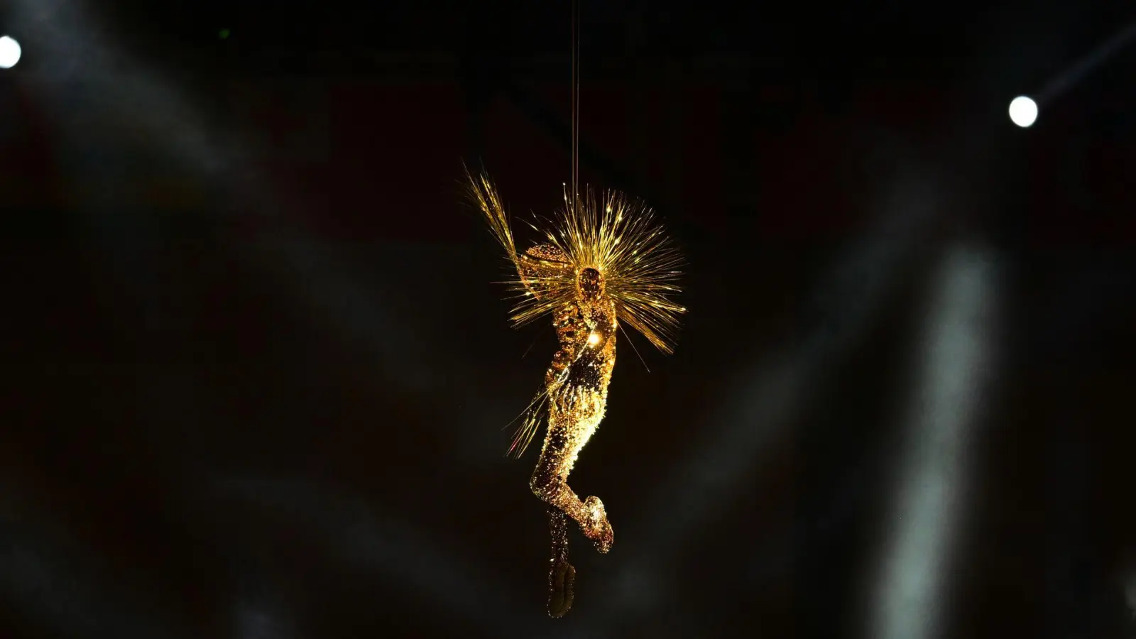 Der goldene Besucher schwebt bei der olympischen Schlussfeier ins Stade de France. (Foto: Sina Schuldt/dpa)