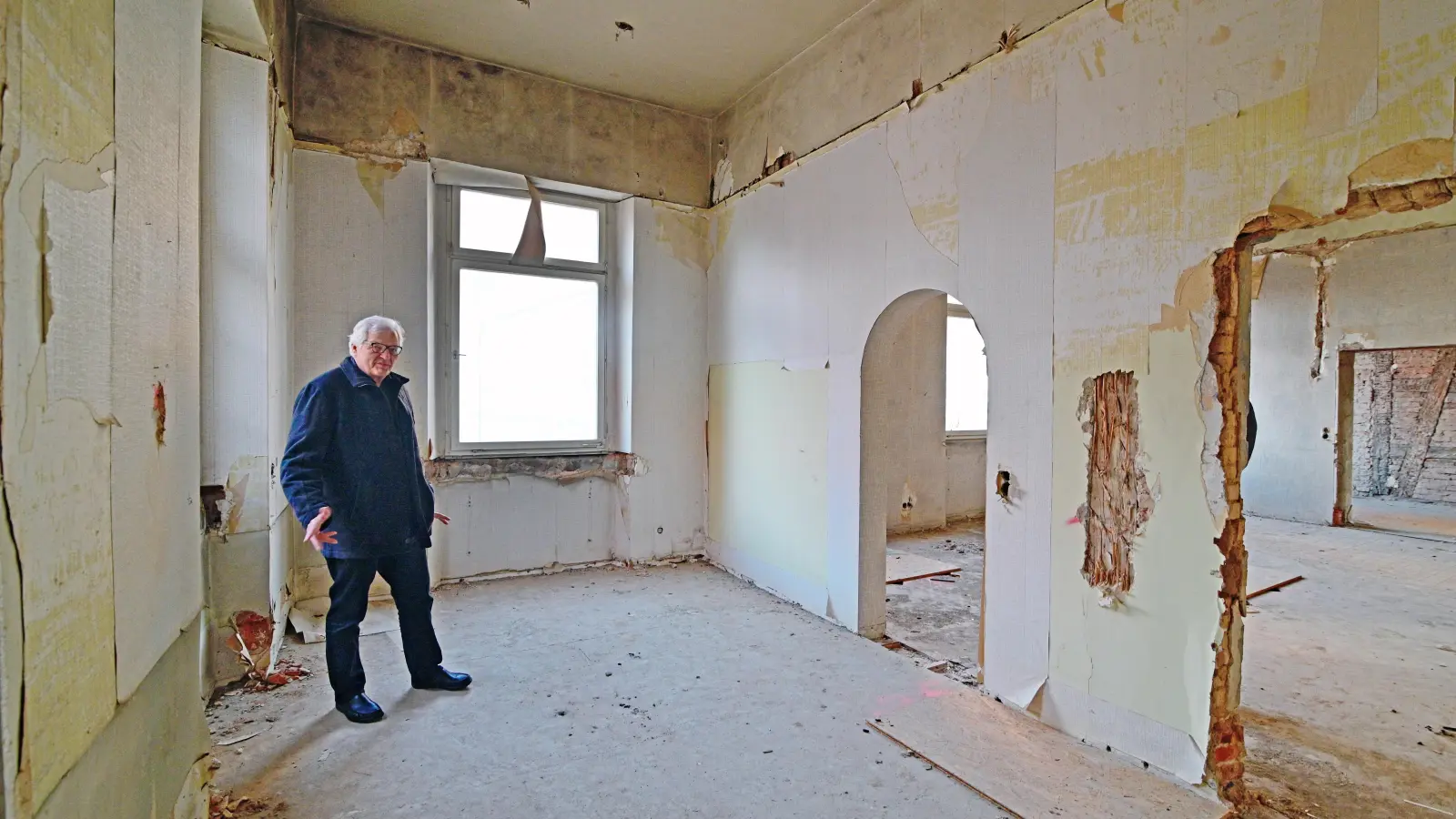 Einrichtung der Baustelle: Nach 15 Jahren Stillstand beginnen im Dezember 2021 die Arbeiten am ehemaligen Gebhardt-Haus. Der Startschuss für das Kaspar-Hauser-Zentrum. (Foto: JAMES EDWARD ALBRIGHT JR)