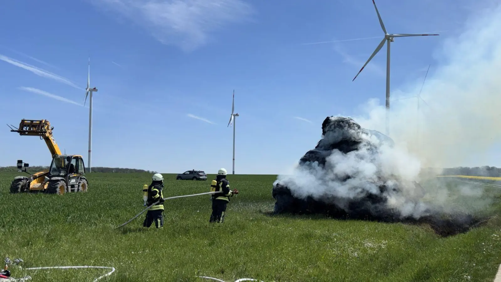 Dichter Rauch quoll aus den gestapelten Strohballen. (Foto: Kreisfeuerwehrverband Neustadt/Aisch)
