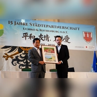 Uchikos Oberbürgermeister Masahisa Onoue (links) überreichte Christoph Rösch einen Holzschnitt als Geschenk. (Foto: Simone Hedler)