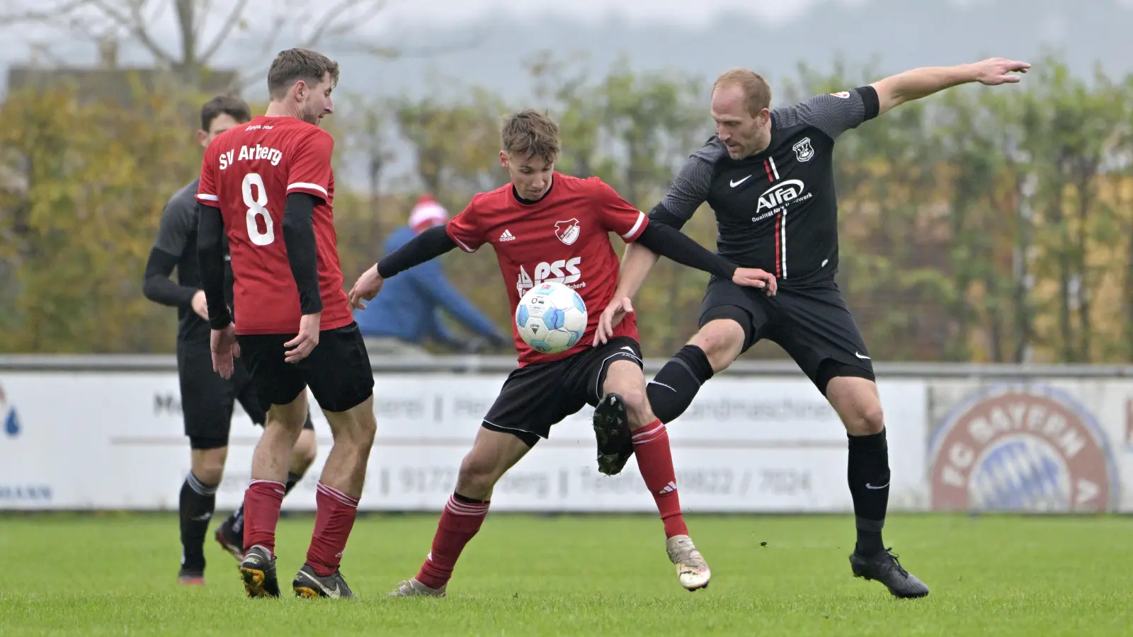 In einer intensiven Partie unterlag der SV Arberg (am Ball Jan Dietrich) den Spfr Dinkelsbühl (rechts Daniele Consentino) mit 1:2. Am Sonntag empfangen die Arberger den SV Alesheim, die Sportfreunde spielen bereits am Samstag ebenfalls zuhause gegen den FC Schwand. (Foto: Martin Rügner)