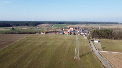Rund 300 Meter südlich von Oberschlauersbach, nahe der 110-kV-Hochspannungsleitung, ist ein Biogas-Blockheizkraftwerk geplant. Das Projekt sorgt für Diskussionen in dem Ortsteil. (Foto: Yvonne Neckermann)