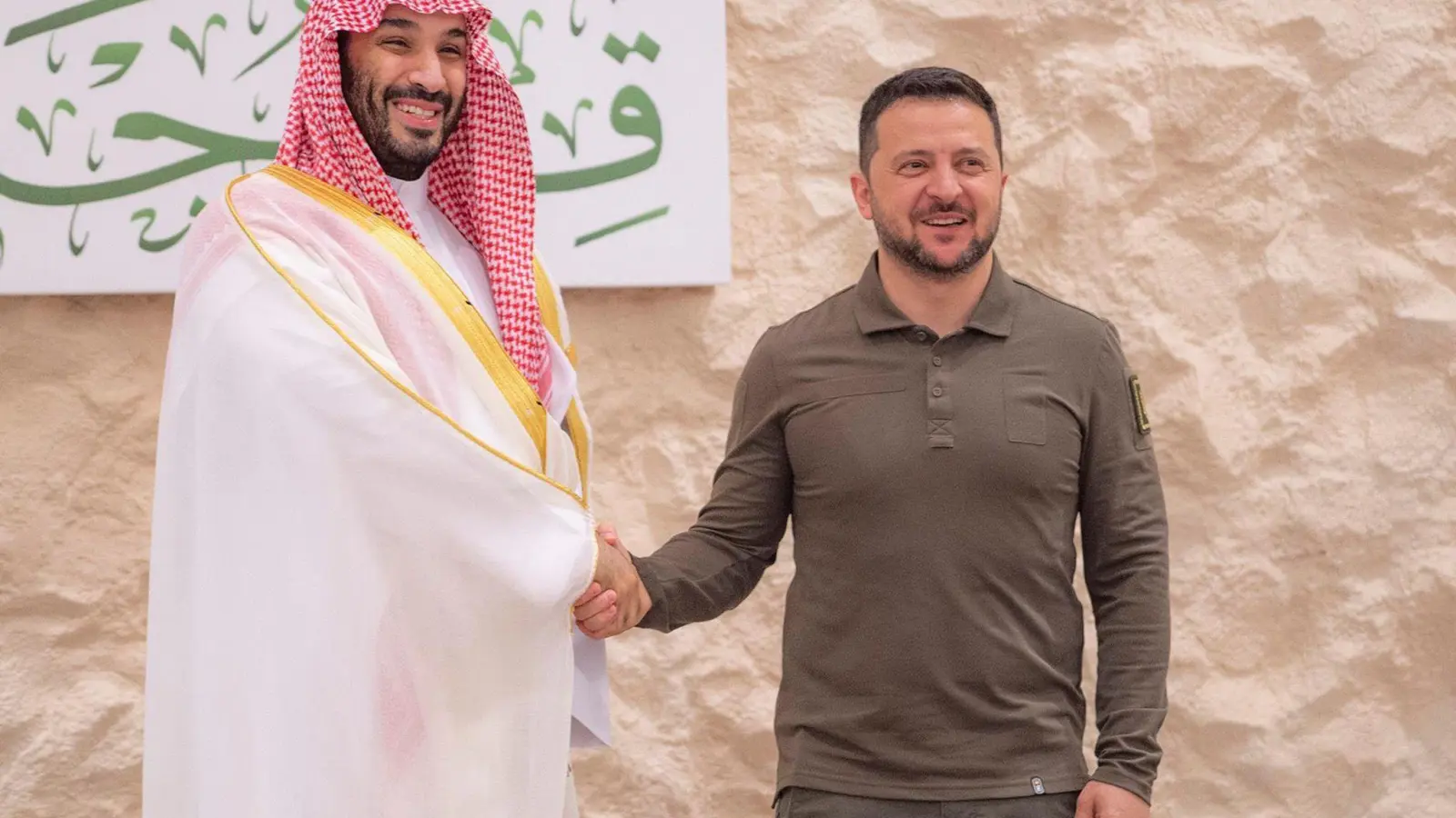 Der ukrainische Präsident Wolodymyr Selenskyj besuchte im Mai Saudi-Arabien - und traf dort Kronprinz Mohammed bin Salman (l). Nun findet in Dschidda ein Treffen mit Vertretern aus 40 Ländern statt. (Foto: -/SPA/dpa)