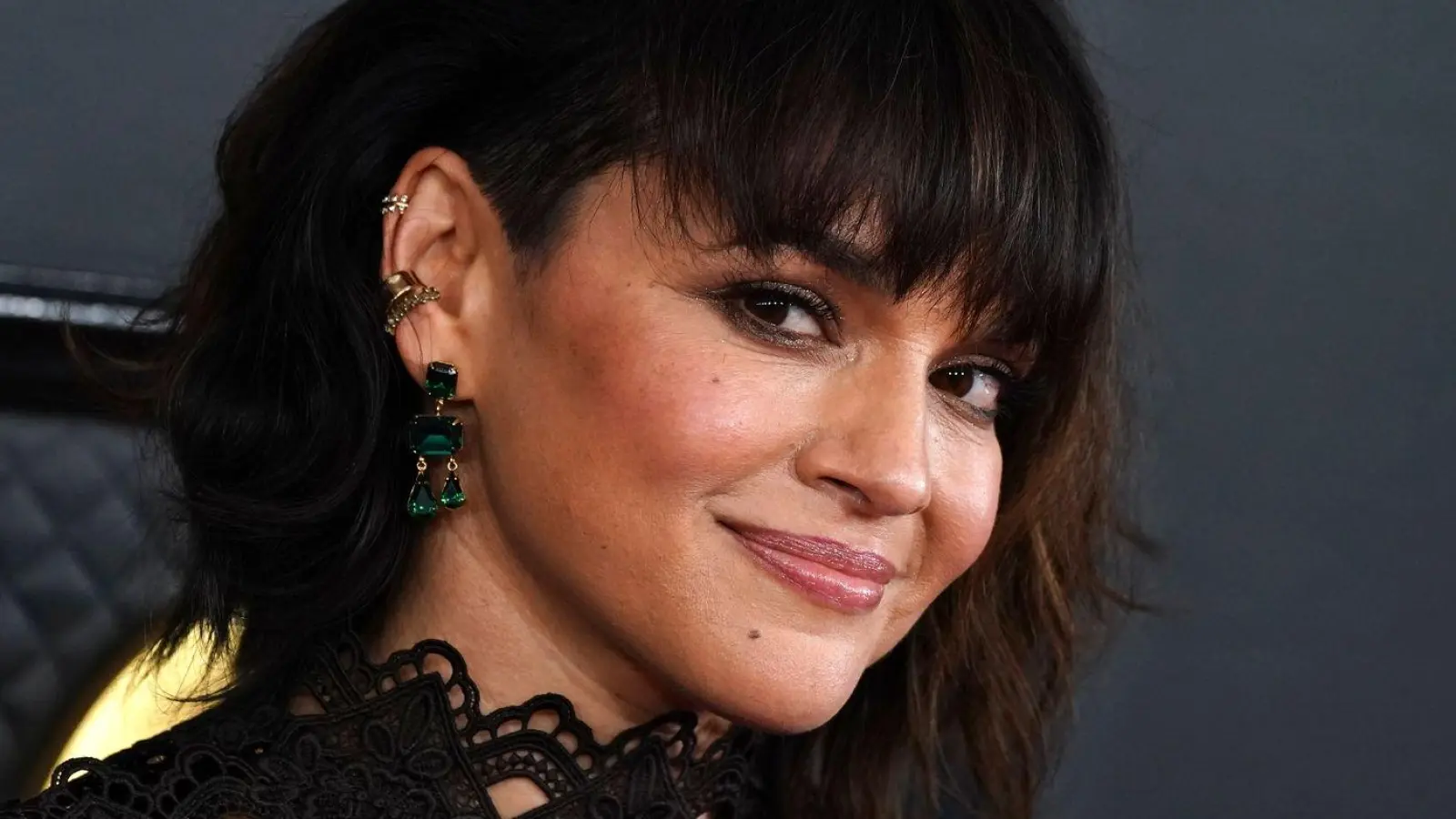 Auf ihrem neuen Album „Visions“ gibt Norah Jones Einblicke in eine fröhliche Gefühlswelt. (Foto: Jordan Strauss/Invision/AP/dpa)