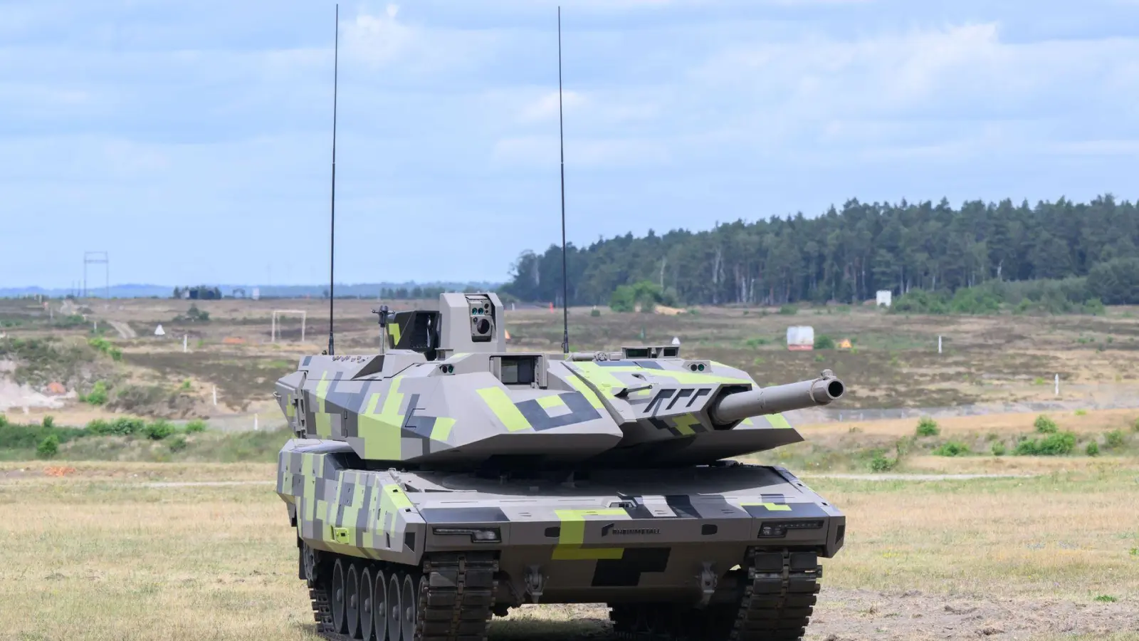 Der Rheinmetall-Panzer KF 51 Panther. Der Düsseldorfer Konzern kann nun nach Genehmigung des Bundeskartellamts gemeinsam mit KNDS Deutschland einen neuen Panzer für die Bundeswehr entwickeln. (Archivbild) (Foto: Julian Stratenschulte/dpa)