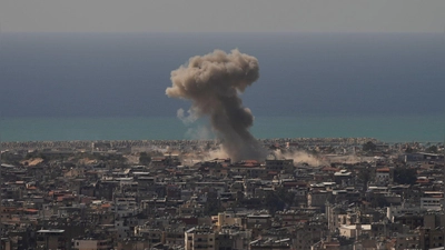 Israel bombardierte am Mittwoch zahlreiche Hisbollah-Ziele im Libanon – dabei wurden mehr als 300 Menschen getötet. (Foto: Hassan Ammar/AP/dpa)