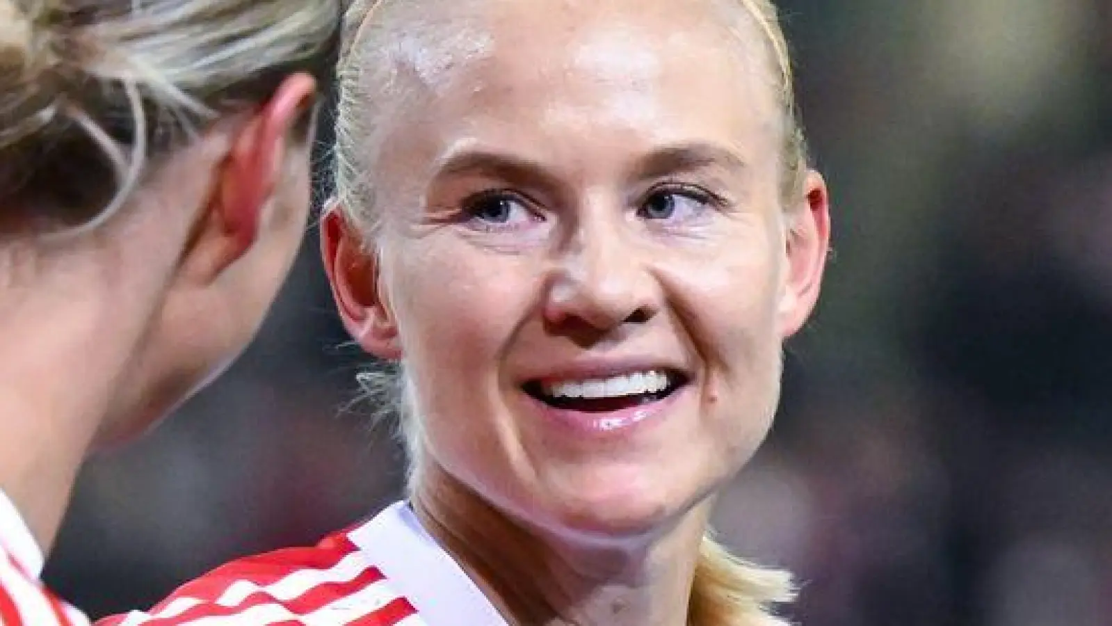 Pernille Harder (r) sorgte mit zwei Toren noch für die Wende beim Bayern-Spiel gegen Atlético Madrid. (Archivbild) (Foto: Sven Hoppe/dpa)