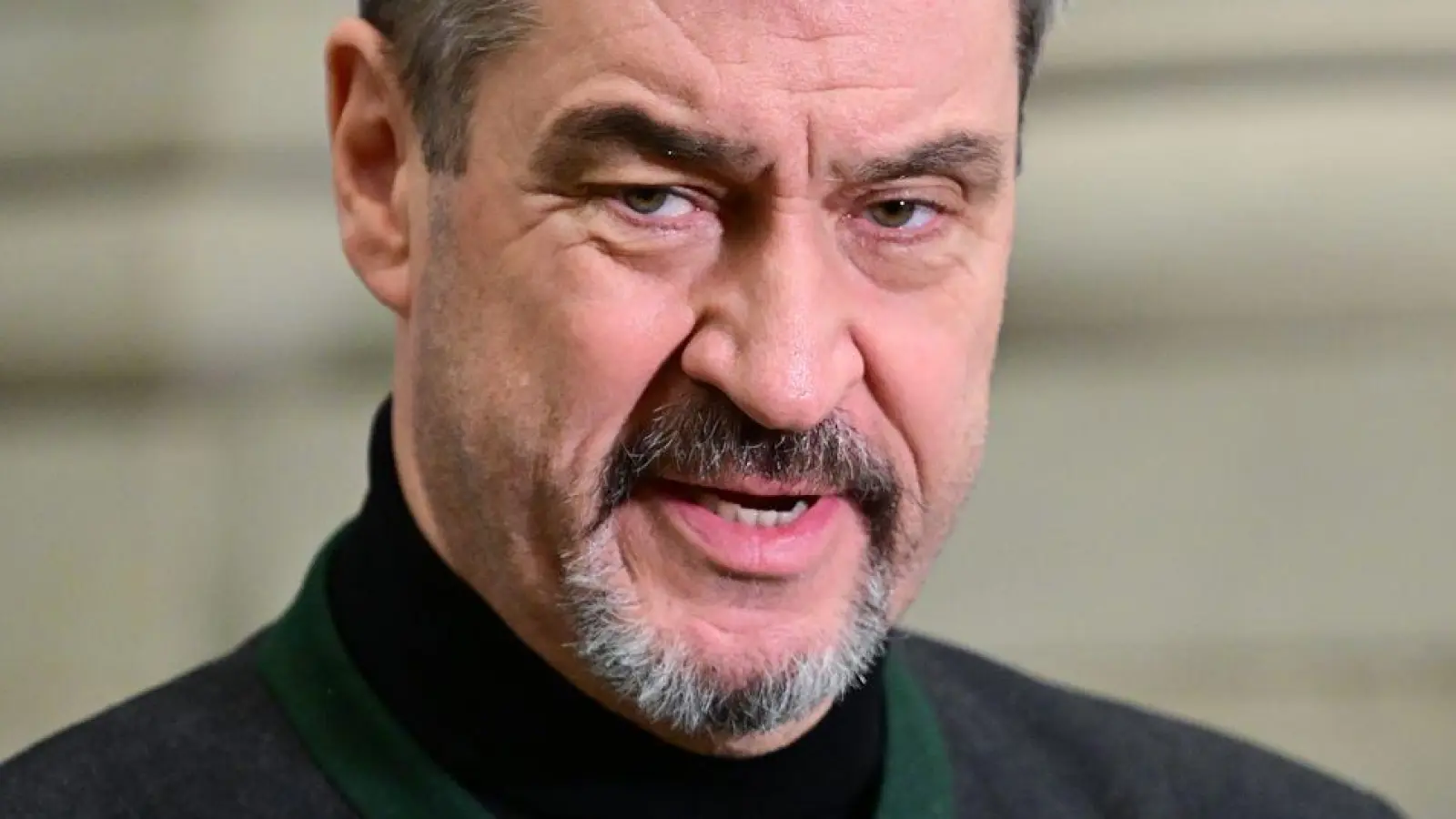 Nach seiner Operation mit Krücken zurück im Büro: Bayerns Ministerpräsident Markus Söder (CSU). (Archivbild) (Foto: Sebastian Christoph Gollnow/dpa)