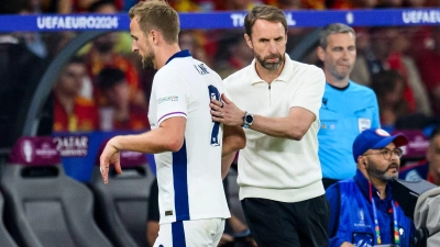 Kapitän Harry Kane hat dem abgetretenen englischen Nationaltrainer Gareth Southgate mit emotionalen Worten gedankt.  (Foto: Tom Weller/dpa)