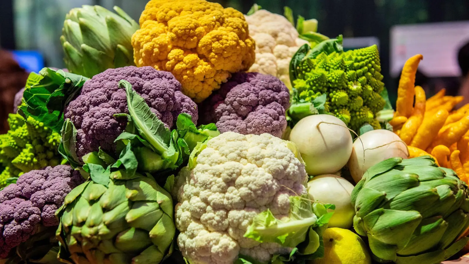 Blumenkohl in Gelb, Grün oder Lila bringt Abwechslung auf den Teller und schmeckt genauso gut wie der klassische Weiße. Optisches Highlight ist auch der Romanesco mit seinen türmchenartigen Rosen. (Foto: Zacharie Scheurer/dpa-tmn)