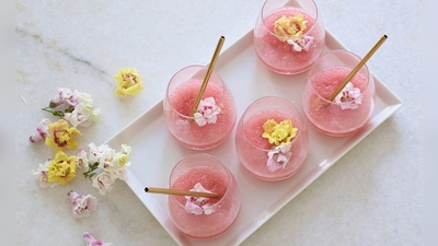 Der Tee-Frosé ist ein Mix von Cold Brew Tea und alkoholfreiem Roséwein und wird am besten mit essbaren Blüten dekoriert. (Foto: janrickers.com/Deutscher Tee & Kräutertee Verband e.V./dpa-tmn)
