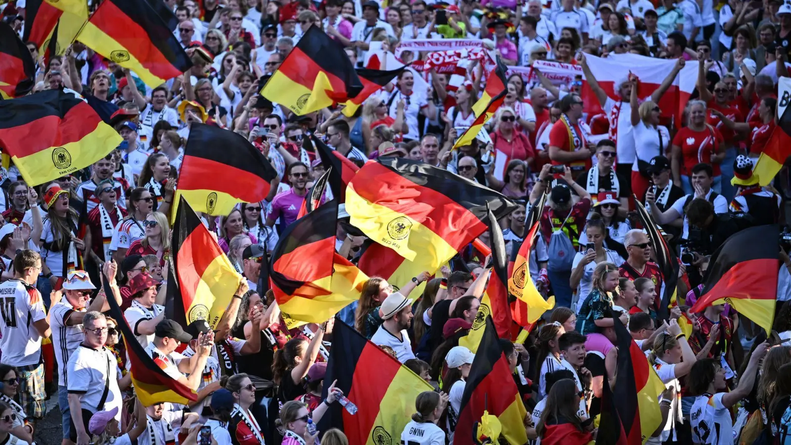 Die WM-Tickets sind laut FIFA in Deutschland begehrt. (Archivbild) (Foto: Sebastian Gollnow/dpa)