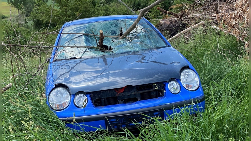 Der gesuchte VW Polo steht in Unterschwaningen – und ist ziemlich mitgenommen. (Foto: Walter Oberhäußer)