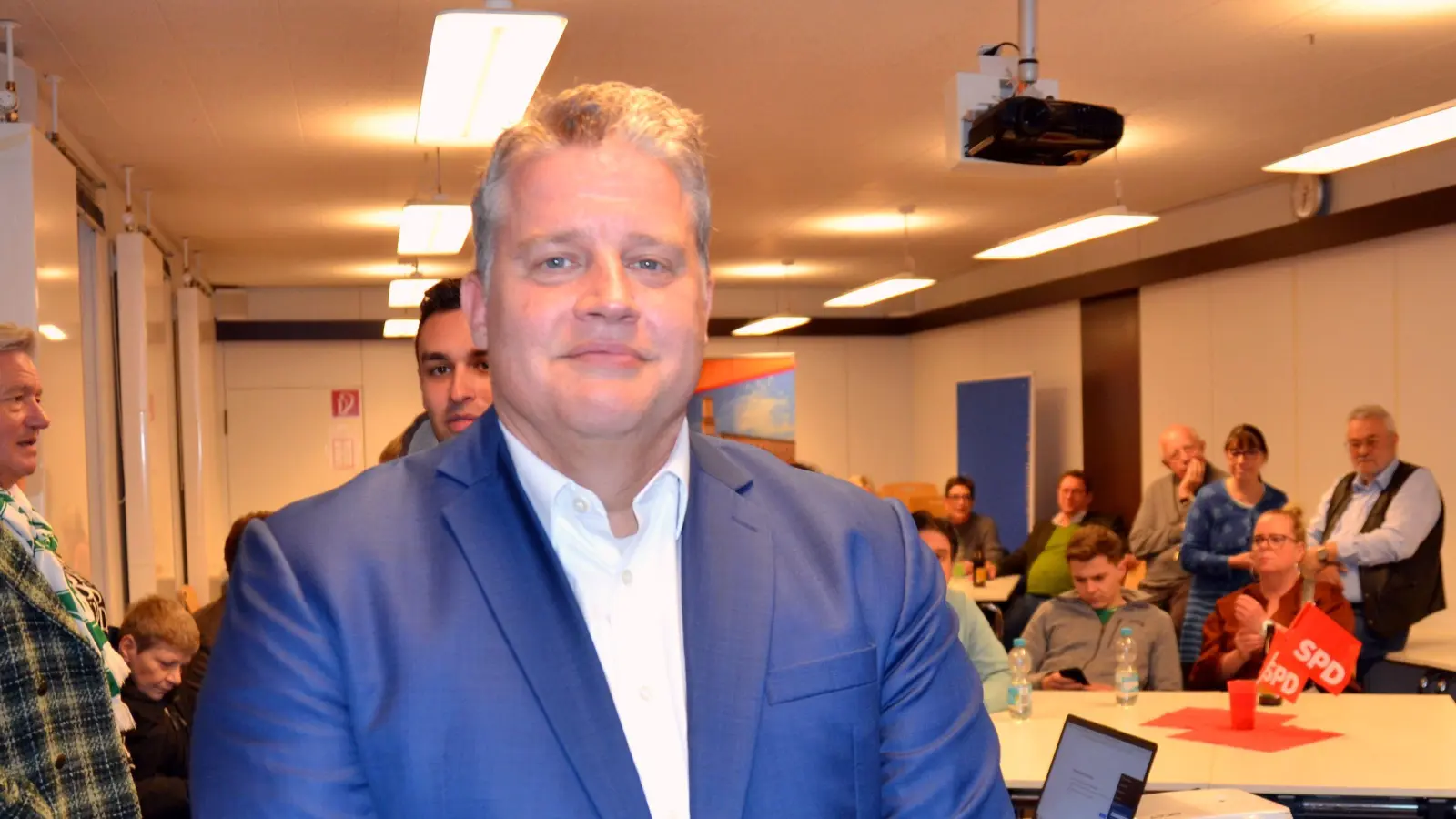 Auch wenn es für seine Partei insgesamt nicht gut lief, konnte Carsten Träger in der Fürther SPD-Zentrale am Sonntagabend seinem Wiedereinzug in den Bundestag entgegensehen. (Foto: Christa Frühwald)
