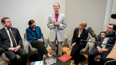 Bei einem gemeinsamen Auftritt am Rande der Münchner Sicherheitskonferenz präsentieren Außenminister Johann Wadephul und mehrere Kolleginnen und Kollegen gemeinsam mit Nawalny-Witwe Julia neue Erkenntnis zum Tod des Kremlkritikers (Foto: Kay Nietfeld/dpa)