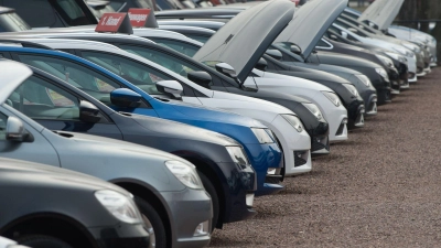 Vereint in Tristesse: Bei den Autolackierungen dominieren weiterhin unbunte Töne. (Foto: Sebastian Kahnert/dpa-Zentralbild/dpa-tmn)