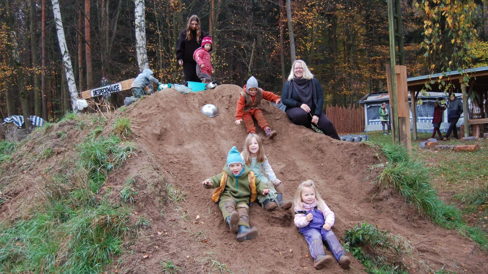 Auf einem Erdhügel toben sich die Kinder der DieSpeckMäuse aus. Seit Montag gibt es die Natur- und Kindergroßtagespflege. (Foto: C. Frühwald)