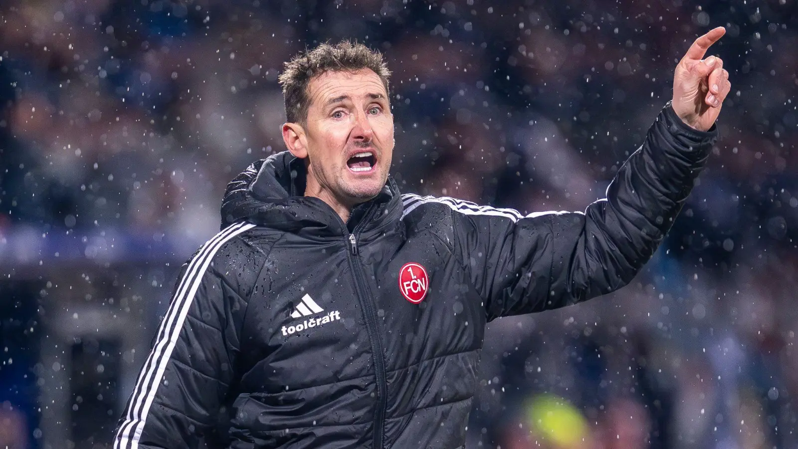 Miroslav Klose in Aktion am Spielfeldrand. (Archivbild) (Foto: David Inderlied/dpa)