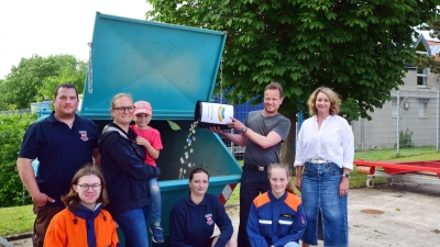 In diesem Container befinden sich wertvolle Metalle – drei Kubikmeter Kronkorken passen insgesamt hinein, das entspricht circa einer Tonne. Die Familien Wörle und Schulz hoffen darauf, noch einige der Container zu füllen. (Foto: Irmeli Pohl)