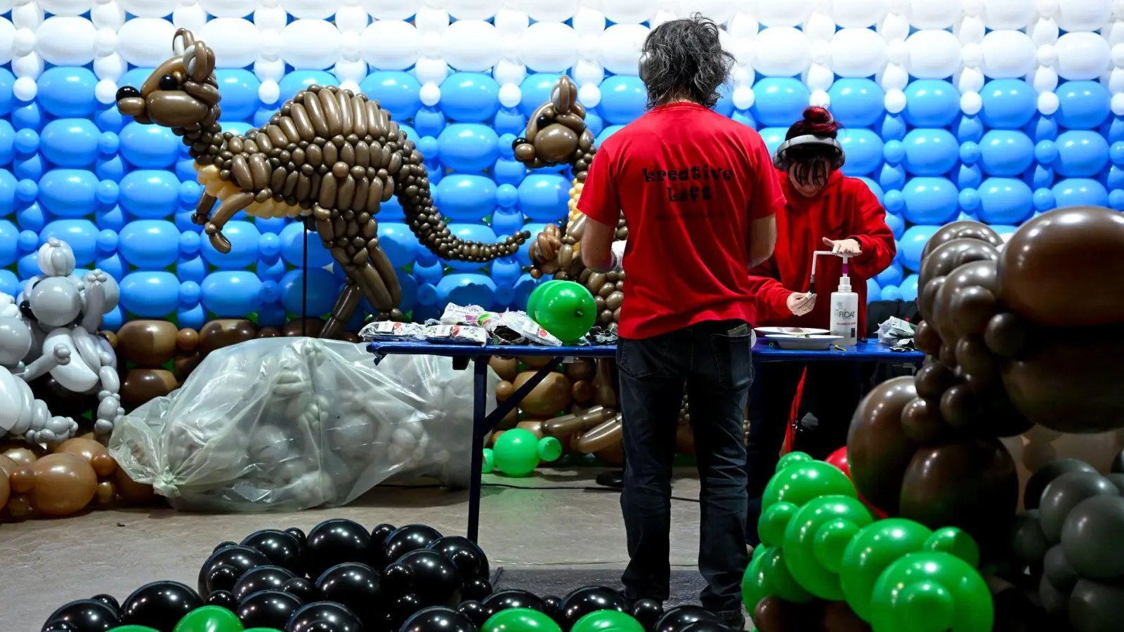 Aus Luftballons mach Dino: Rund 100 Künstler haben für die Ausstellung „Luftballonwelten“ Tiere, Pflanzen und Sehenswürdigkeiten nachgebaut. (Foto: Sven Hoppe/dpa)