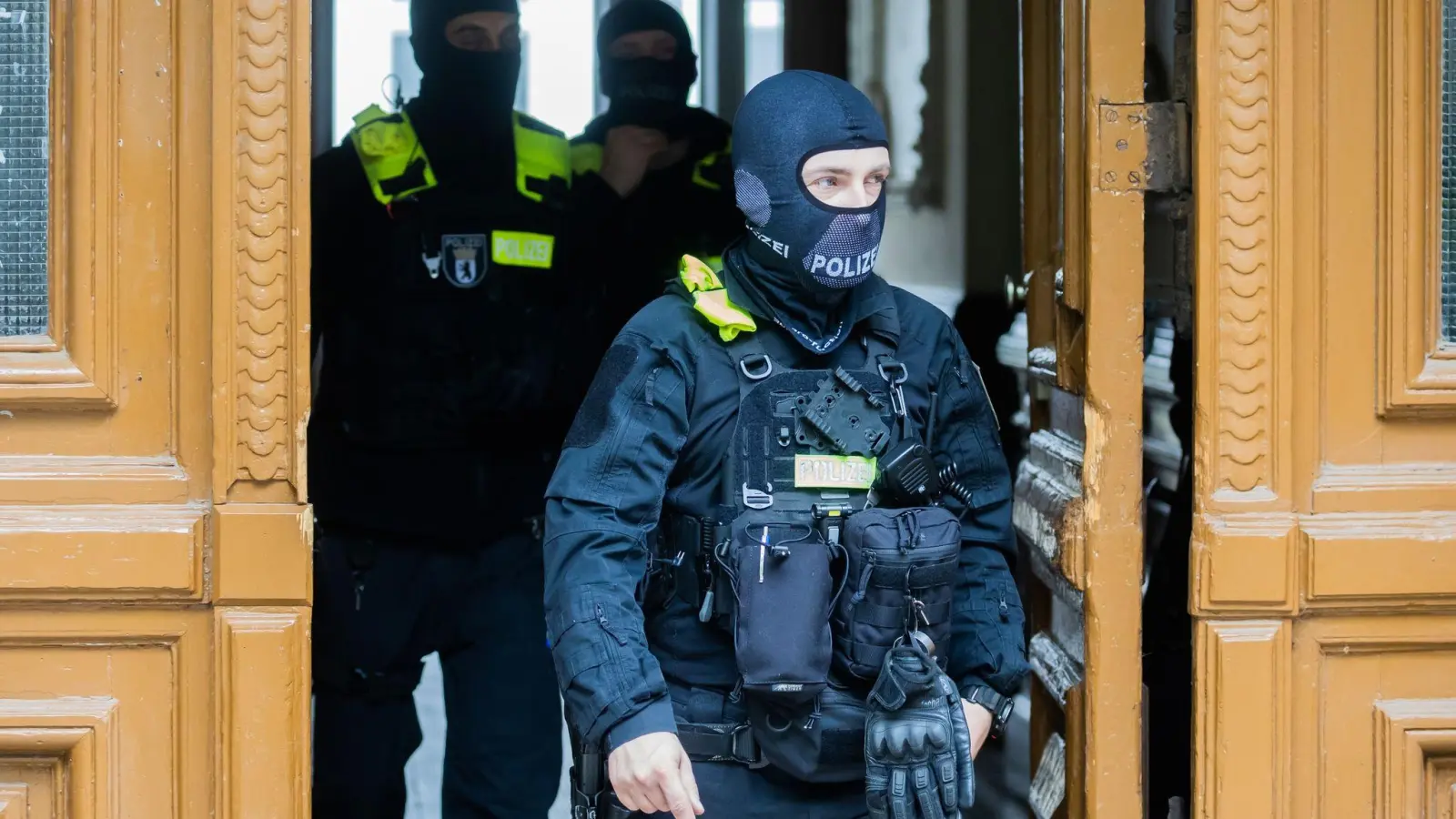 Polizisten nach einer Hausdurchsuchung in Berlin-Kreuzberg - bundesweit waren mehrere Dutzend Beamte im Einsatz. (Foto: Christoph Soeder/dpa)