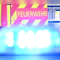 Wegen brennenden Gefahrguts rückte die Feuerwehr mit einem Großaufgebot an. (Symbolfoto)  (Foto: Bernd Weißbrod/dpa)