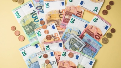 Regelmäßig mehr Geld? In vielen Fällen müssen Beschäftigte dafür eigenständig mit dem Arbeitgeber verhandeln. (Foto: Christin Klose/dpa-tmn)