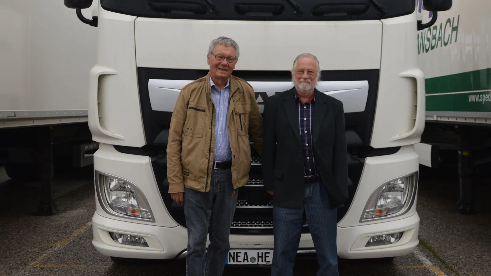 Walter Hieronymus (rechts) und Walter Zeleny machen Schluss. Die Geschäfte der Spedition Erlwein hat nun eine Tochterfirma der Transcoop 09 übernommen. (Foto: Johannes Zimmermann)