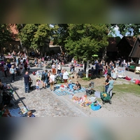 Der Kinderflohmarkt lud zum Stöbern, Feilschen und zum in Erinnerung schwelgen ein.  (Foto: Stefan Neidl)