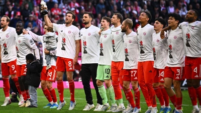 Die Bayern-Profis feiern den Titel auf dem Rasen. (Foto: Tom Weller/dpa)