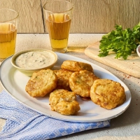 Außen knusprig, innen Kartoffel: Patates Köftesi – würzige Kartoffelbällchen, im Backteig gewendet und goldbraun ausgebacken. (Foto: ---/KMG/die-kartoffel.de/dpa-tmn)