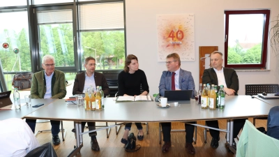 Bei der Firma Rehart in Ehingen, deren Gründer Kreisrat Klaus Schülein ist, traf sich die CSU-Kreistagsfraktion mit Gästen (von links): MdB Artur Auernhammer, Landrat Dr. Jürgen Ludwig, MdB Emmi Zeulner, CSU-Fraktionsvorsitzender Stefan Horndasch sowie Kreisrat und CSU-Kreisvorsitzender Jan Helmer. (Foto: Thomas Schaller)