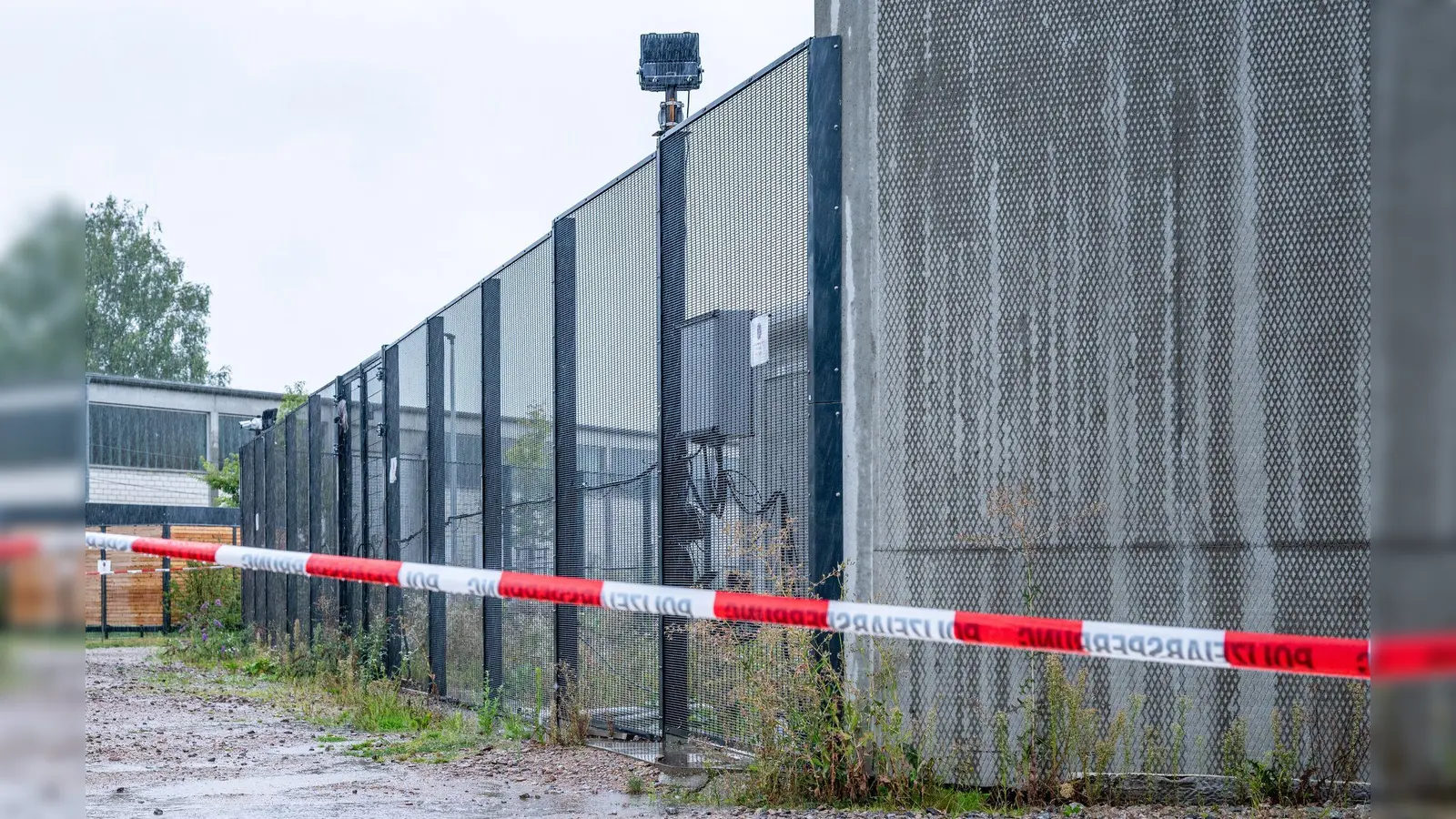 Aus dieser Klinik in Straubing flohen die vier Straftäter. Ein zweiter Flüchtiger wurde in Österreich gefasst. (Foto: Armin Weigel/dpa)