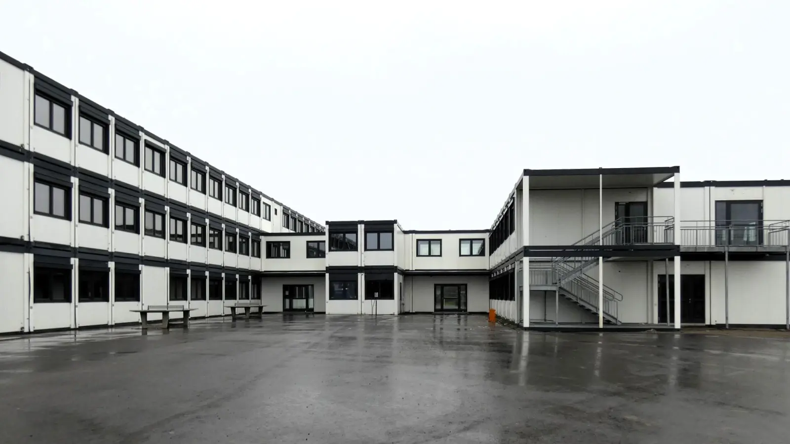 Mit dem Rückbau der Containeranlage ist wohl erst im Frühjahr 2026 zu rechnen, wurde in der Sitzung des Schulverbandes informiert. (Foto: Karl-Heinz Gisbertz)